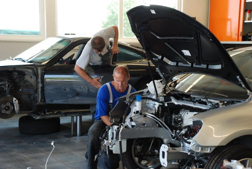 Bei der Arbeit: Autos werden repariert